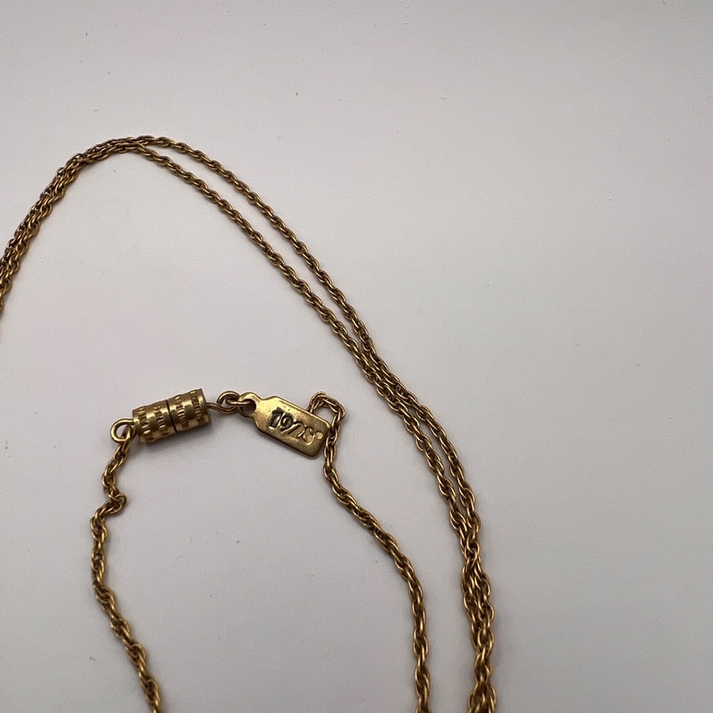 Vintage 1928 Pink Rose Locket on a gold tone chain - Picture 8 of 12